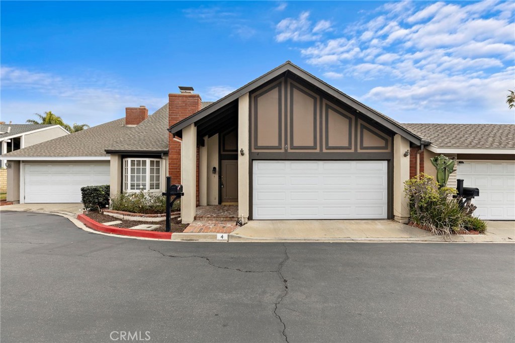 Nhà 3 phòng ở Irvine, CA - Nhà mới chào bán, nhà rộng vừa phải, nhà giá trên 1M